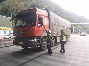 文山交警整治 百吨王 超载货车专项行动已打响